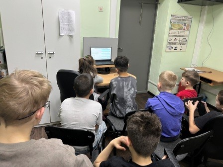 н